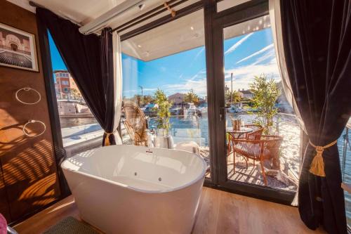 Frejus Port Boat Rental | Escale Royale Frejus