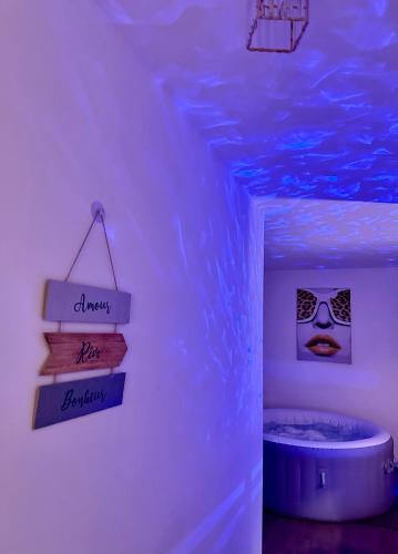 Franconville Apartment | Escapade exotique -Terrasse Privée-Love&Jacuzzi