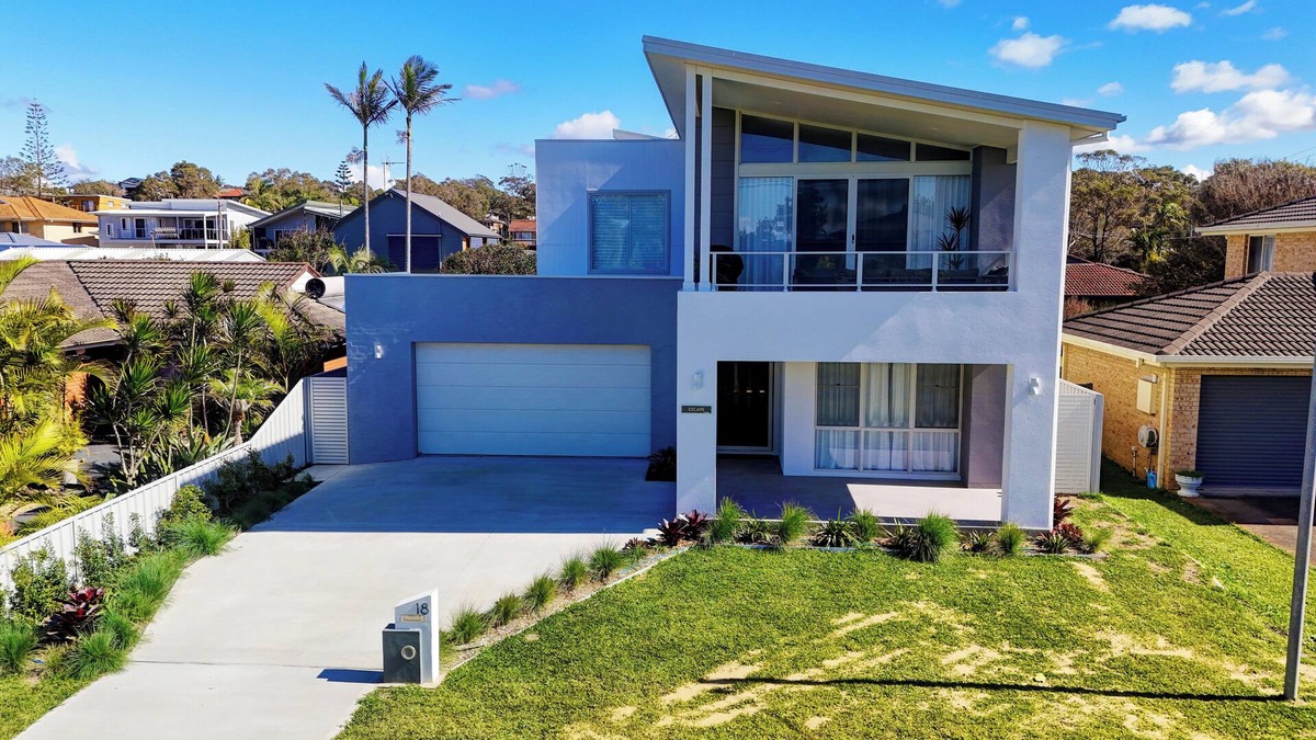 Diamond Beach House | Escape - Just 62 Steps to the gorgeous Diamond Beach