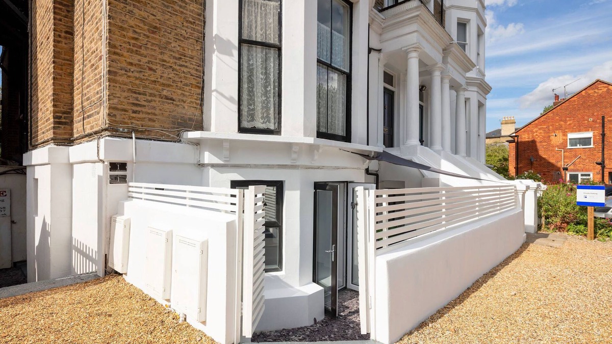 Snaresbrook Apartment | Escape London in London - Wanstead Village
