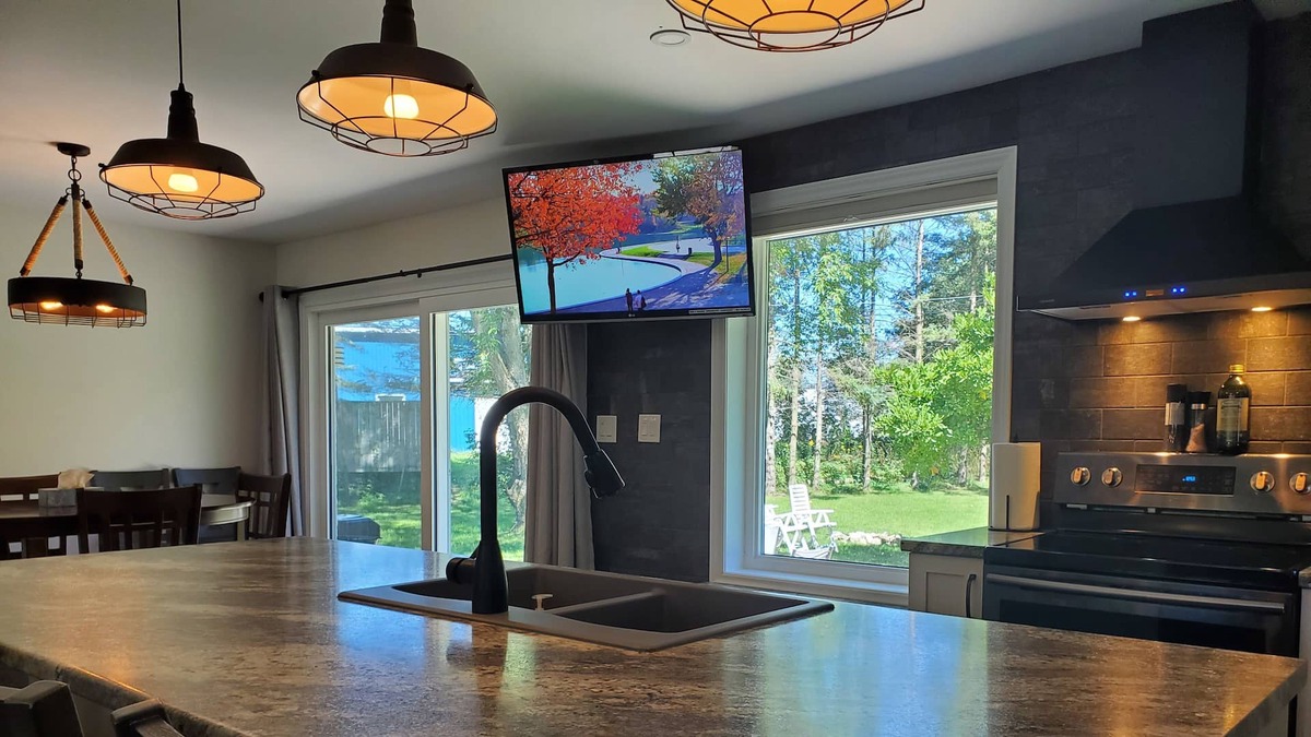 Ayton House | escape, relax in modern convenience & comfort.