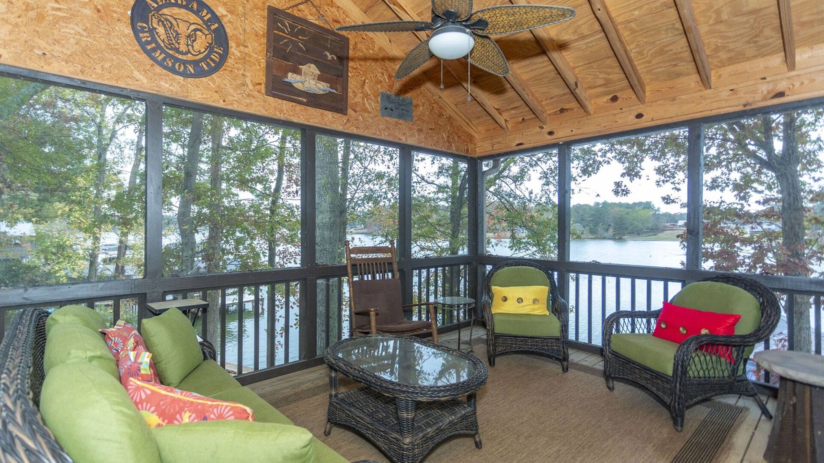 Cropwell House | Escape the city and enjoy quality time with family with a lakeview!