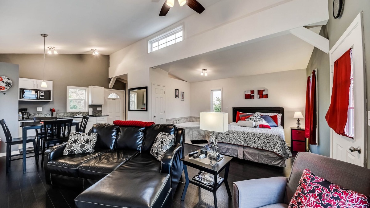 Longtown Cabin | ESCAPE THE CITY! Cozy Lakeview Treehouse Retreat-Your Private Paradise