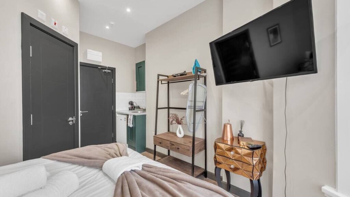 Shacklewell Apartment | Escape the Ordinary: Cozy and Charming Studio