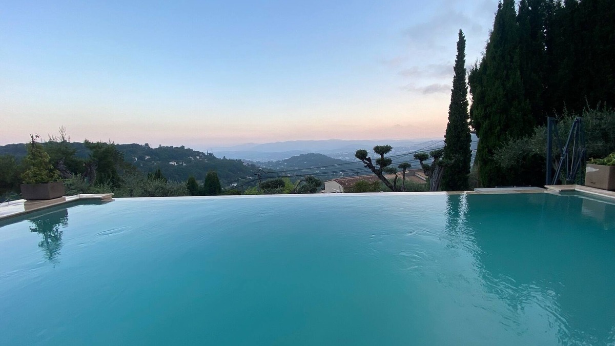 Magagnosc Apartment | Escape to a romantic hideaway - swim in a scenic pool - unwind in nature