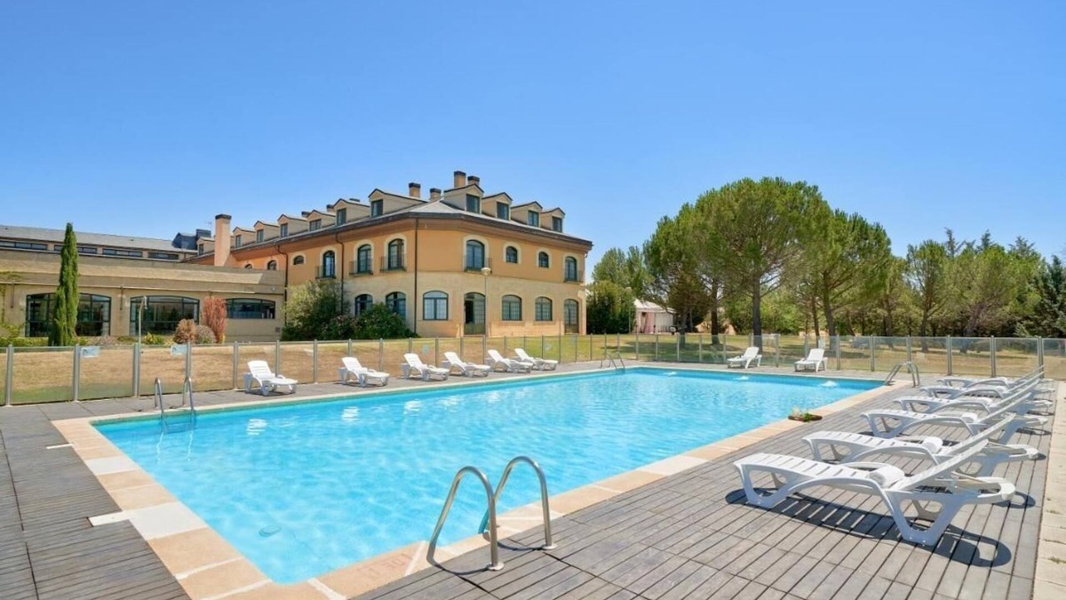 Cebreros Hotel | Escape to a Spacious Room Surrounded by Beautiful Gardens