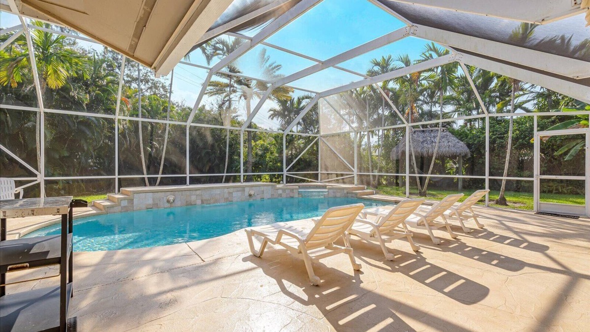 Plantation House | Escape to a Tropical Paradise with a Private Pool & Jacuzzi