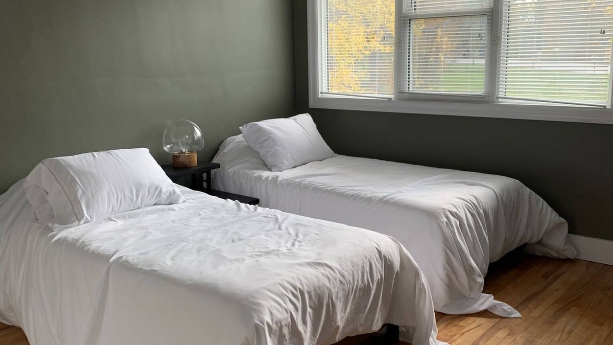 Amherstburg Cottage | Escape to a truly unique beach house in the charming town of Amherstberg!