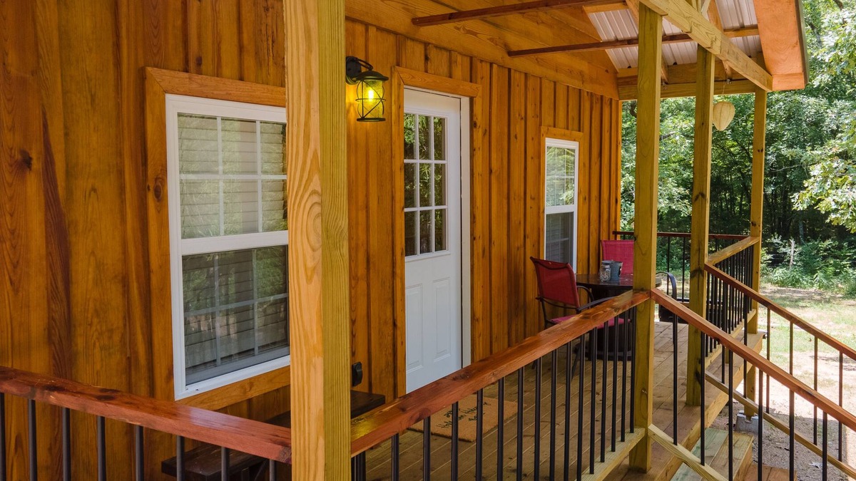 Mena Cabin | Escape to cozy 2-bedroom cabin near Ouachita Forest 4 min drive away