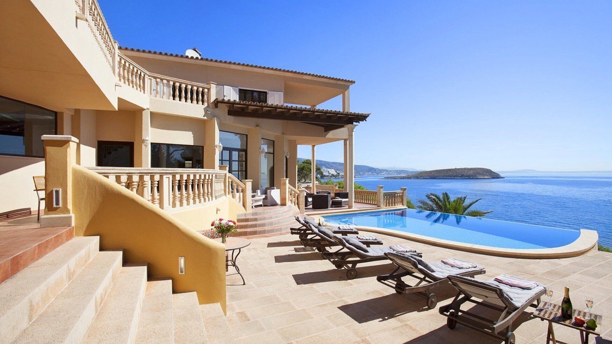 Badia de Palma Villa | Escape to Luxury: Rent Mallorca Villa 1452