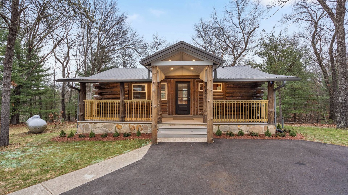 Wisconsin Dells Cabin | Escape to our charming cabin, where rustic elegance meets modern comfort!