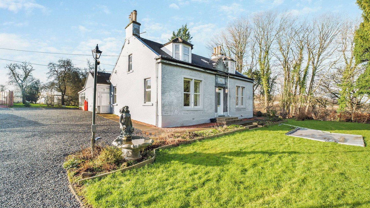 Larkhall Cottage | Escape to our luxurious four-bedroom house in secluded Ashgill near Lanark.