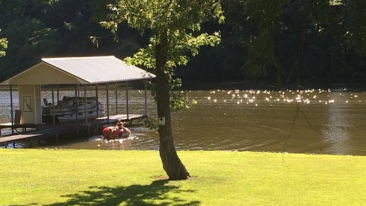 Rogersville House | Escape to our quiet river house on Bluewater Creek.
