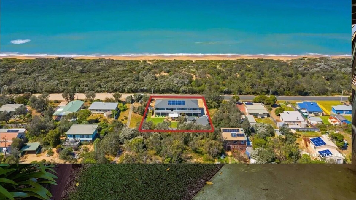 Paradise Beach House | Escape to Paradise - Beach views 5bedrooms, 2 Kitchens, 2 Living, 2 Bathrooms