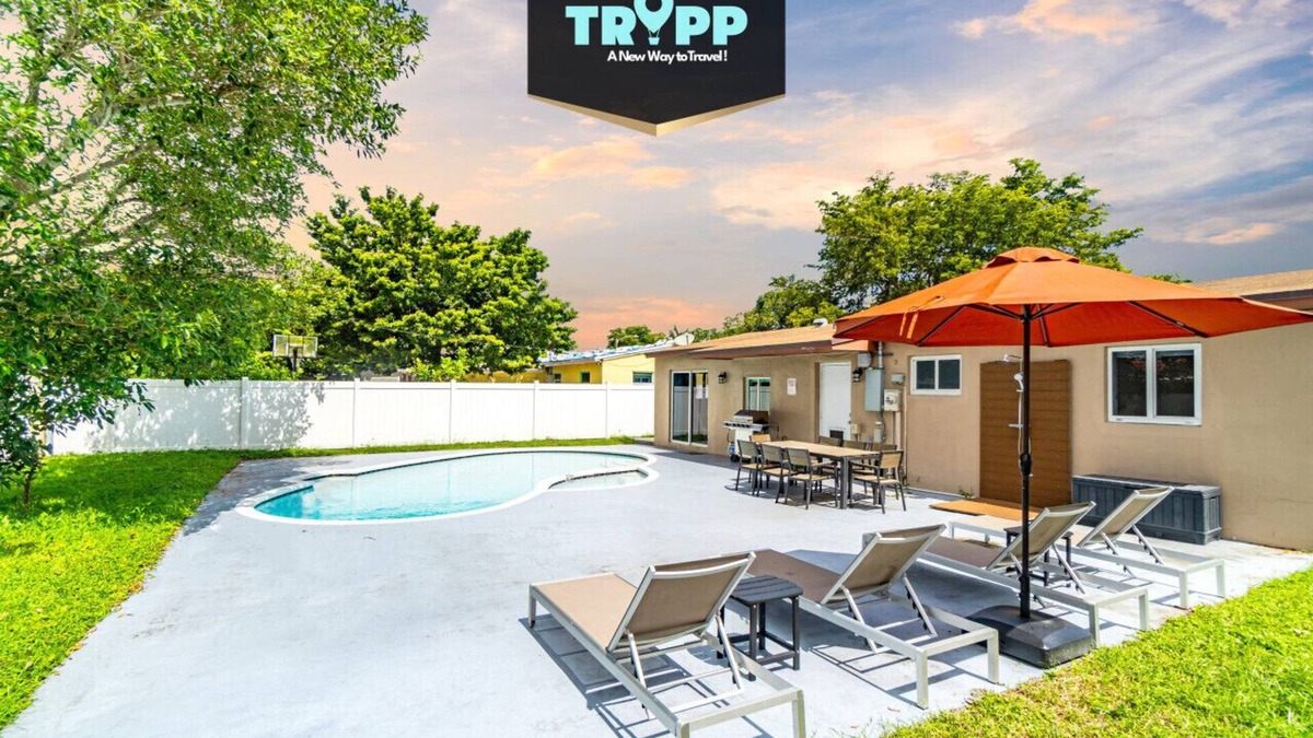Boulevard Heights House | Escape to Private Poolside Bliss