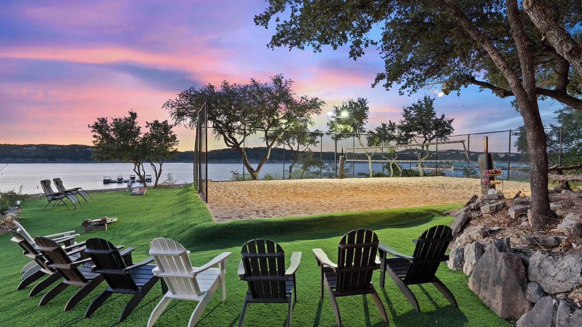 Hudson Bend House | Escape to Reames Dream BnB: Lakefront bliss with sand volleyball awaits!