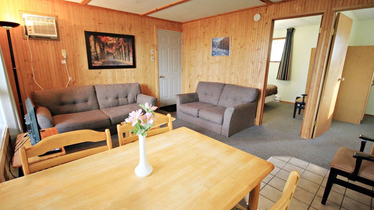 Manitoba Cabin | Escape to "Shore Beats Work" Come Fish Betula Lake