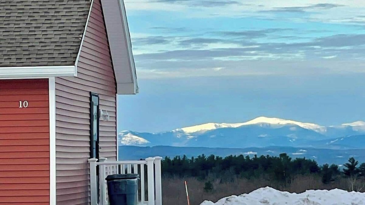Paris House | Escape to Skyline Cottage, a 3 bedroom home with Breathtaking Mountain Views