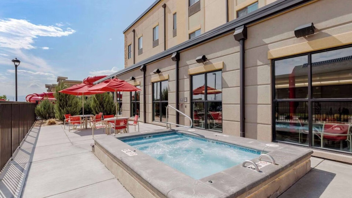 Loveland House | Escape to Suite with Relaxing Atmosphere Near Boyd Lake State Park