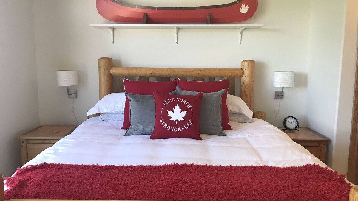 East Kootenay House | Escape to the Canadiana Cabin, True Ski In/Ski Out with Private Hot Tub