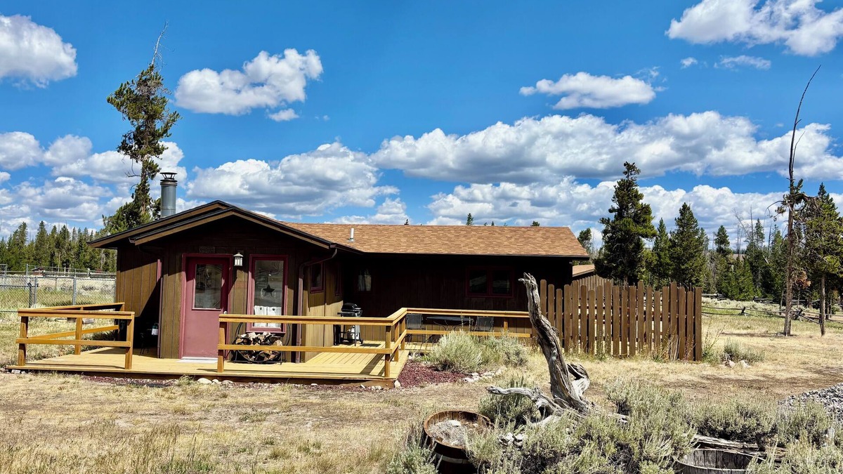 Dubois Cabin | Escape to the Choosey Moose Cabin in the mountains of Dubois, WY