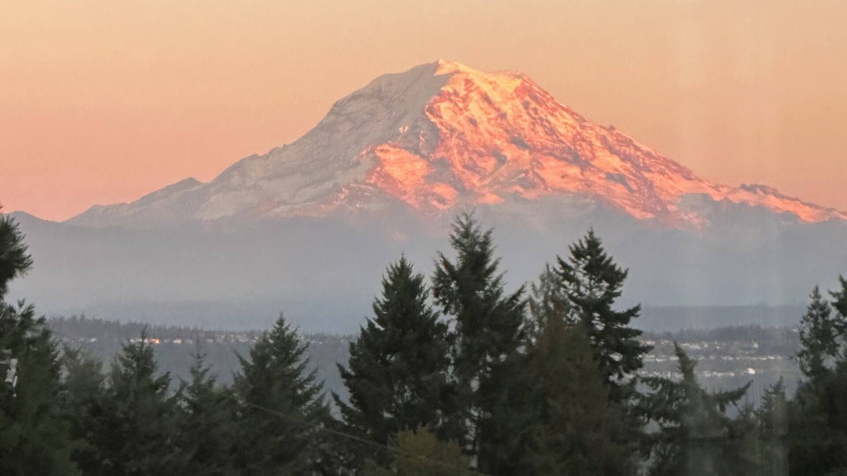 Edgewood House | "Escape to the EDGEVUE Loft with a Mt. Rainier view & Private putting Green!"