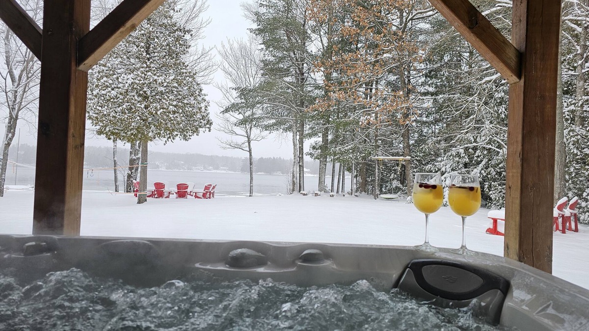 Bala Cottage | Escape to the Lake-7bedroom waterfront cottage w/hot tub in Muskoka.