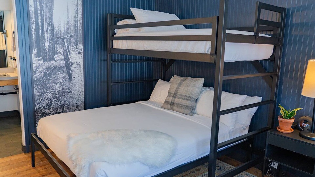 Winter Park Hotel | Escape to the Mountains: Relaxing Retreat with Double Queens + Twin Bunks