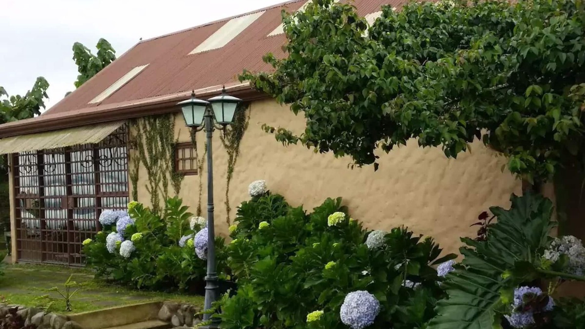 Santa Cruz de Turrialba House | Escape to the mountain: Cabaña Finca Barajas