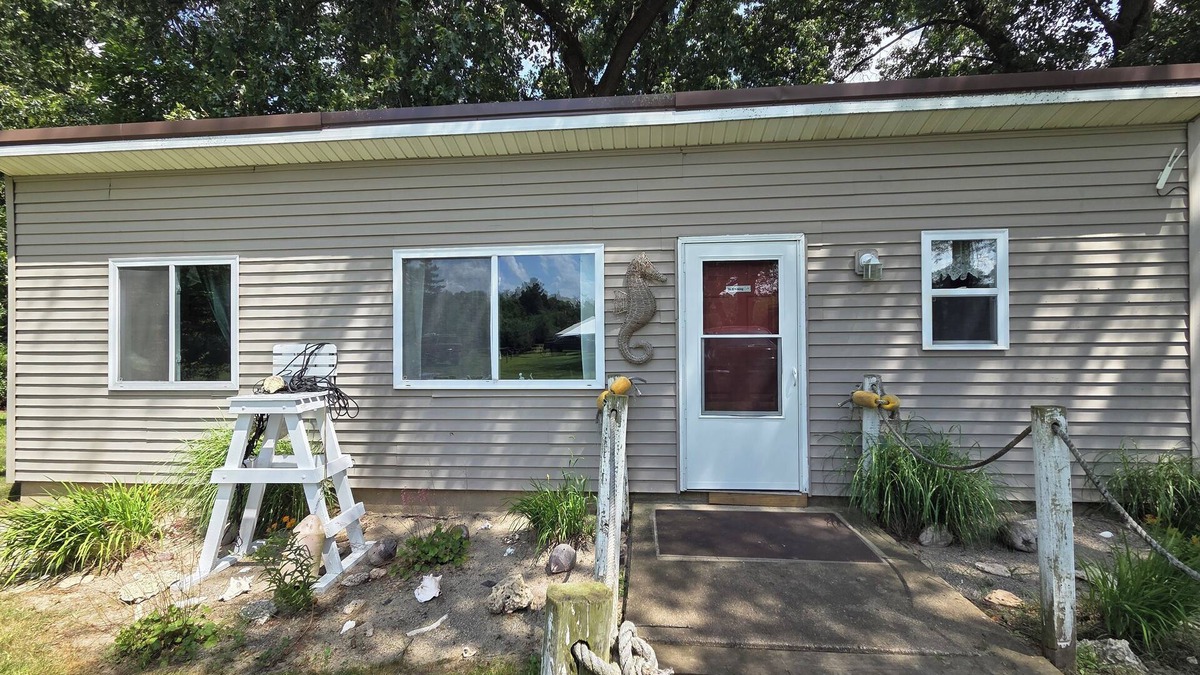 Fulton Cottage | Escape to the quiet countryside and relax at our cozy beach-themed cottage.