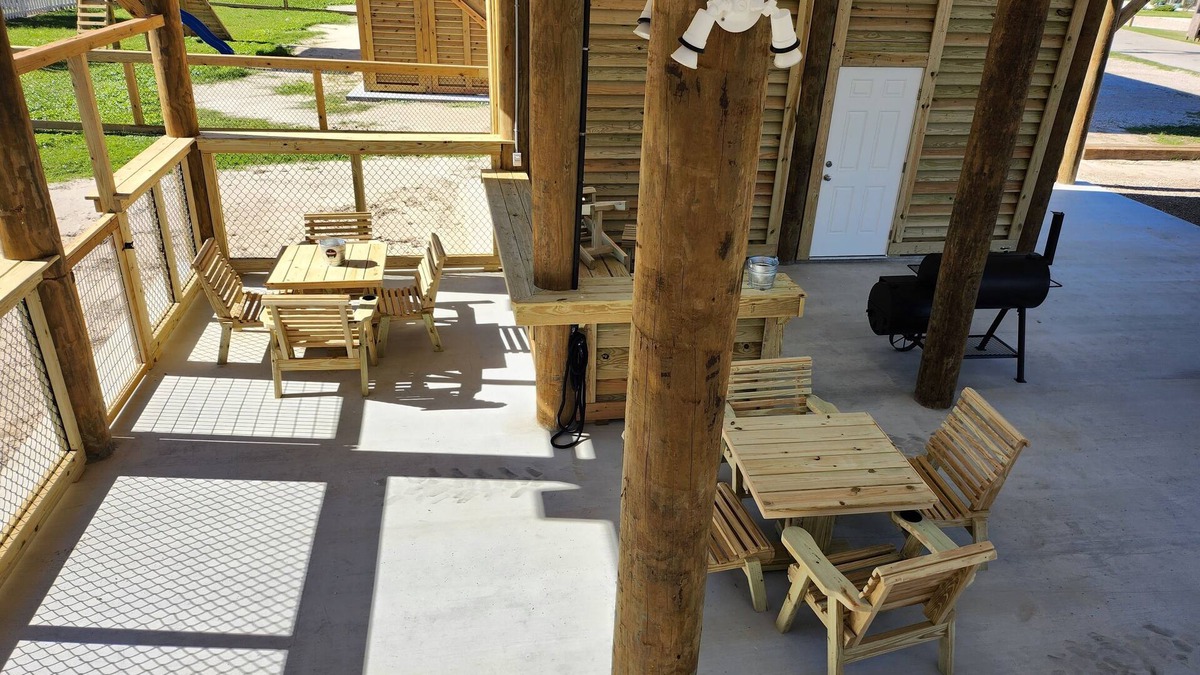 Crystal Beach House | Escape to the beach. Pets & kid friendly. Sleeps 14