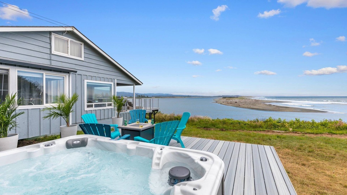 Smith River House | Escape to "The VUE" A Waterfront Gem with Hot Tub