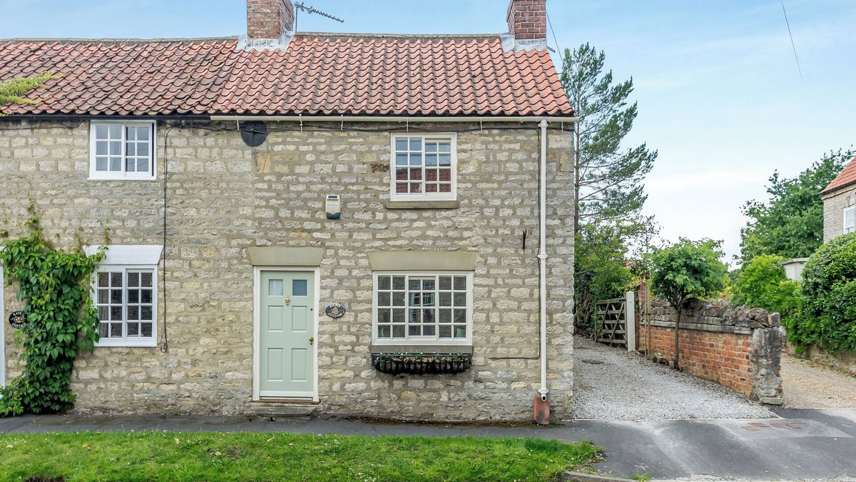Slingsby Cottage | Escape to this charming holiday cottage nestled amidst picturesque landscapes.
