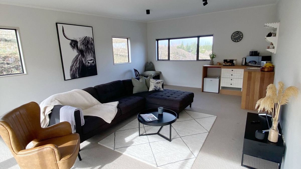 Clyde Apartment | Escape to this modern farm getaway