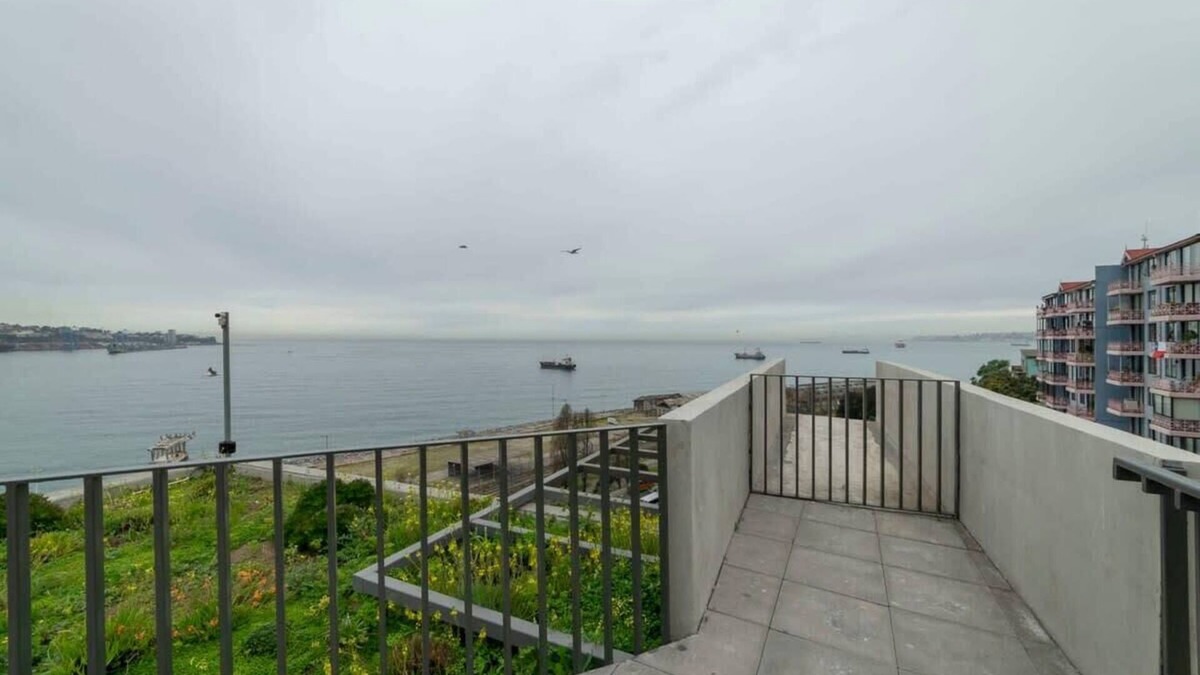 Valparaiso Apartment | Escape to this seaside retreat!