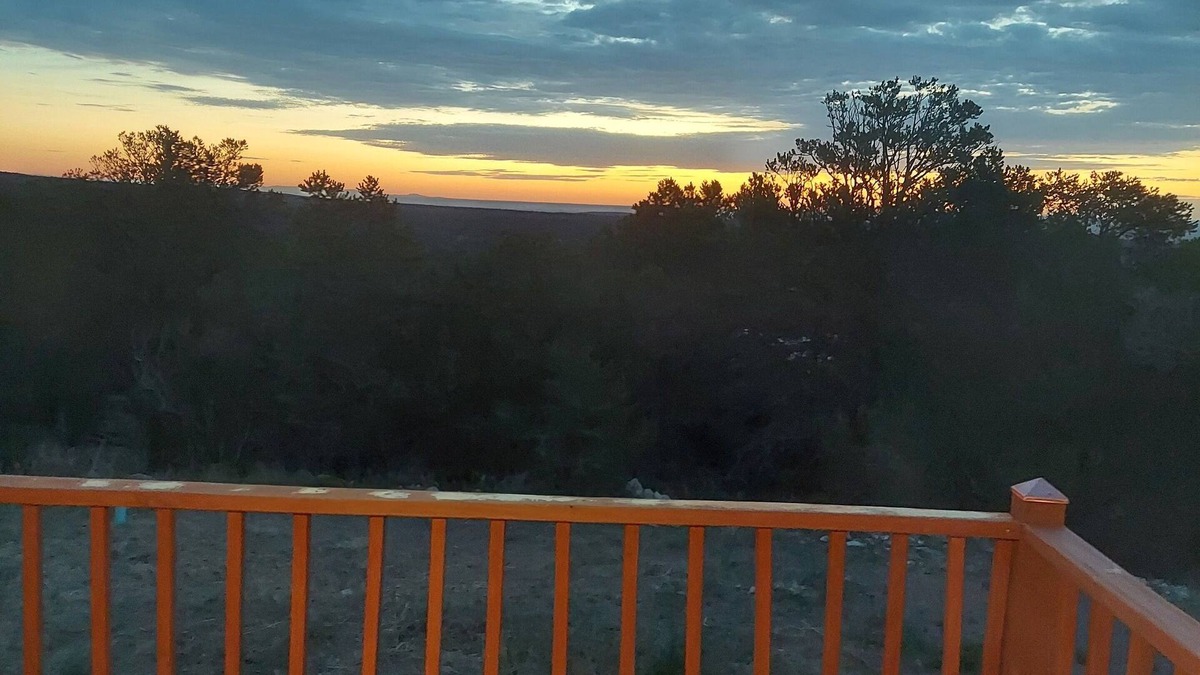 Edgewood House | Escape to this serene mountain getaway – relax in nature’s beauty. Dogs welcome!