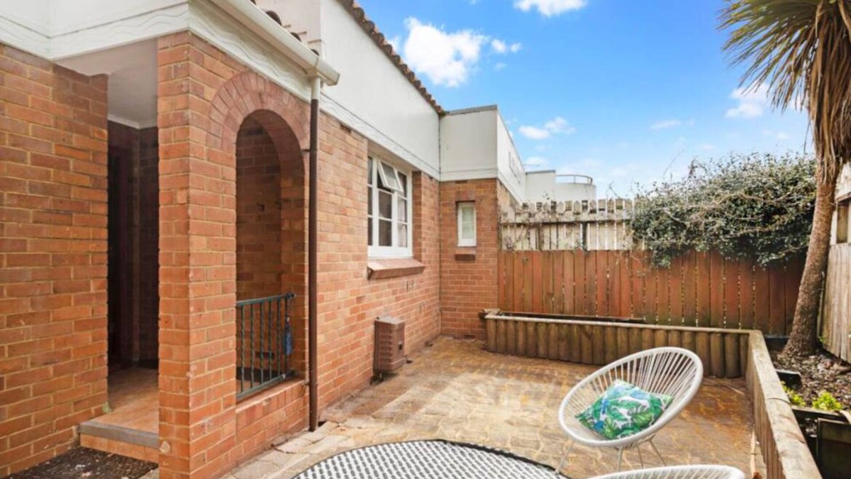 Mount Eden House | Escape to this sun-kissed double bedrooms Mount Eden mountain view house