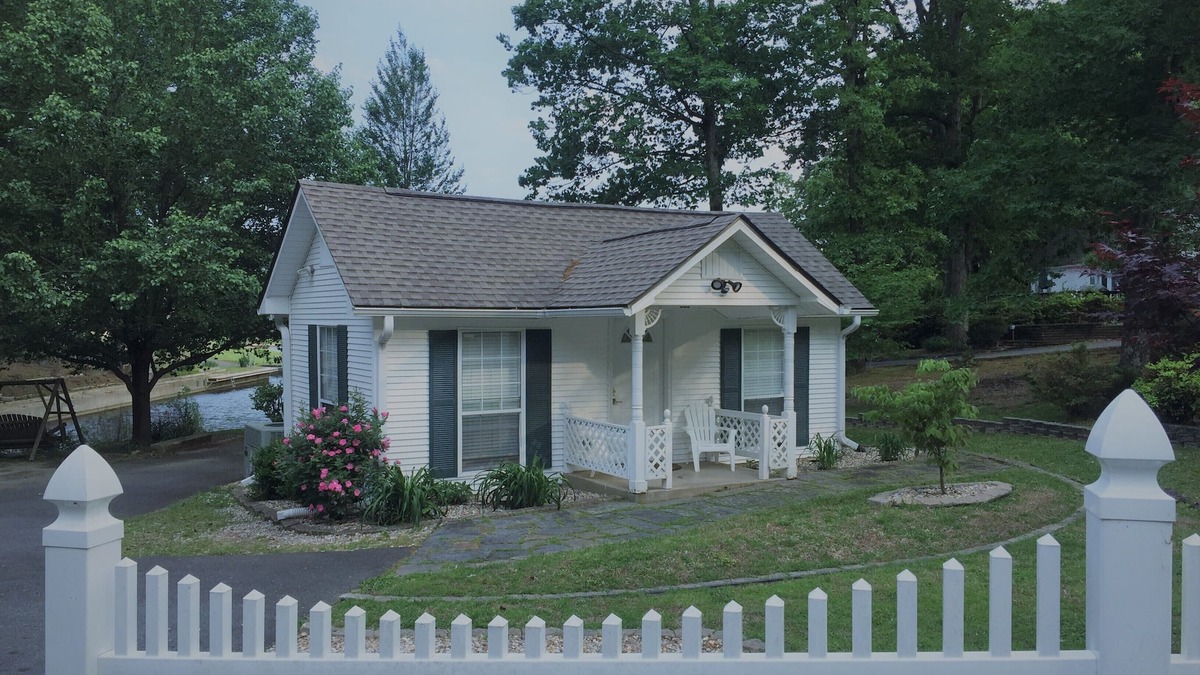 Hot Springs Cabin | Escape to your cozy Lake District Cottage, just a hop away from Oaklawn