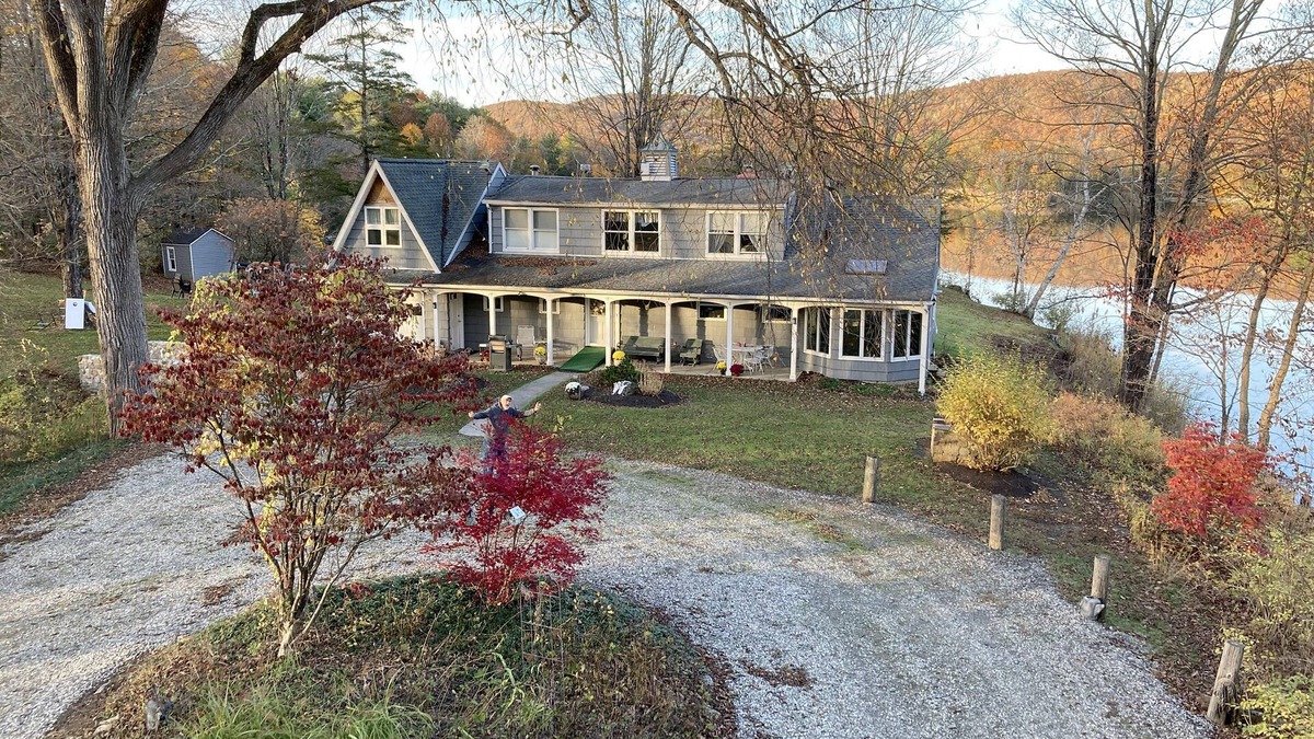 Wingdale House | Escape to your private lakeside estate! Family & dog friendly, wildlife viewing!
