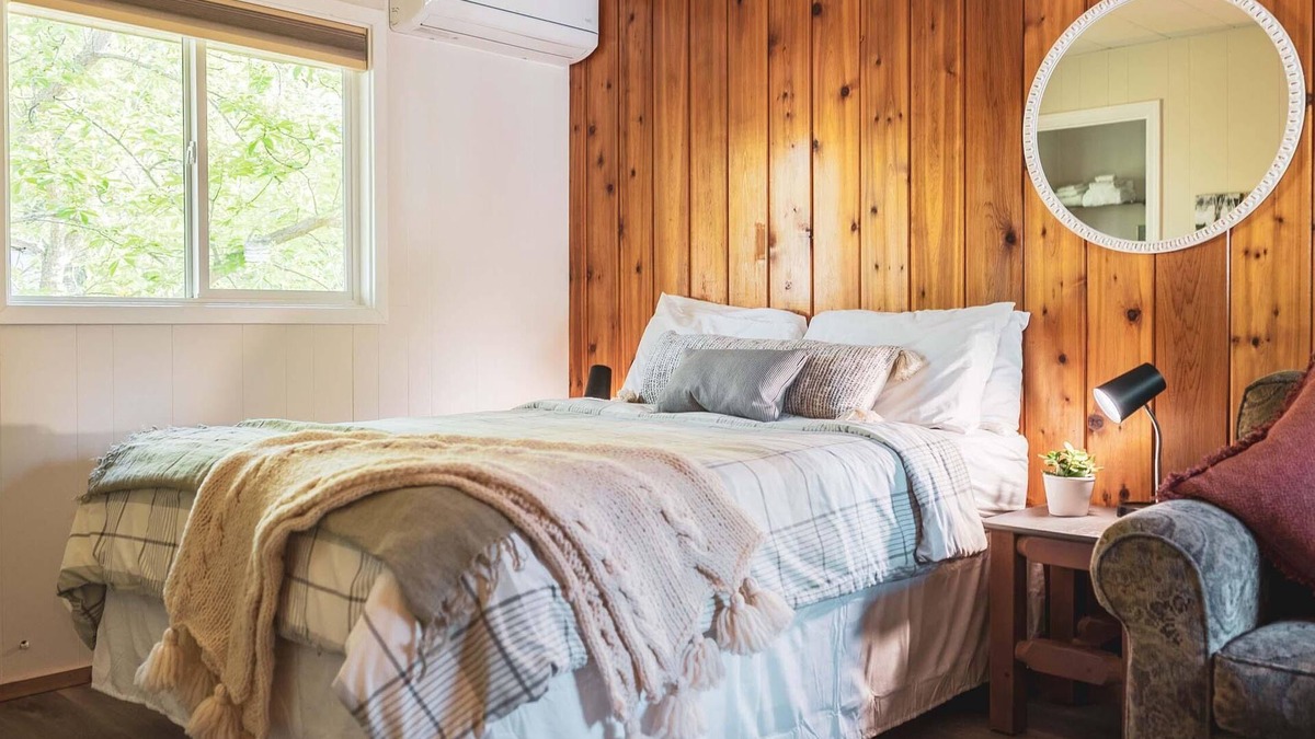 Christina Lake Hotel | Escape & Unwind in Picturesque Christina Lake, Sleeps 2- Beaches, Golf, Fishing