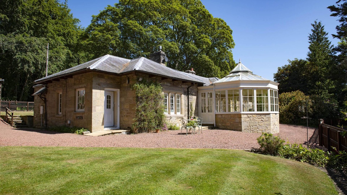 Alnwick Cottage | Eslington Lodge - single floor accommodation that sleeps 6 guests in 4 bedrooms