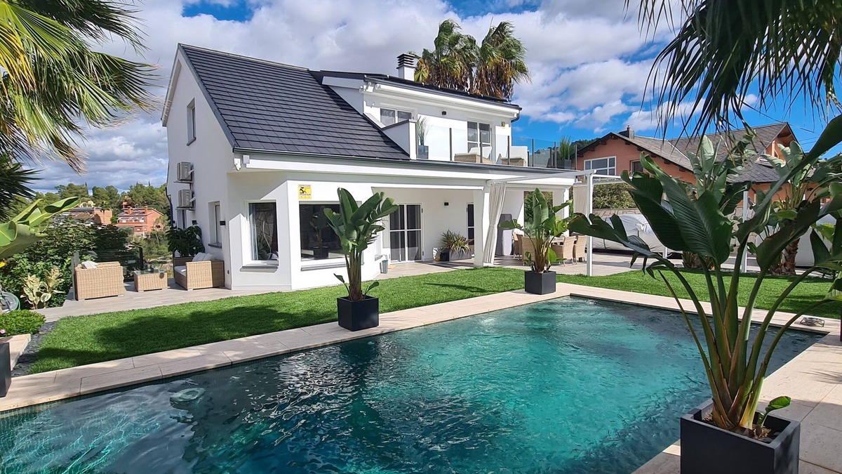 Corbera De Llobregat House | Espectacular Casa de Campo con Piscina y Jacuzzi Exterior. Ideal Familias