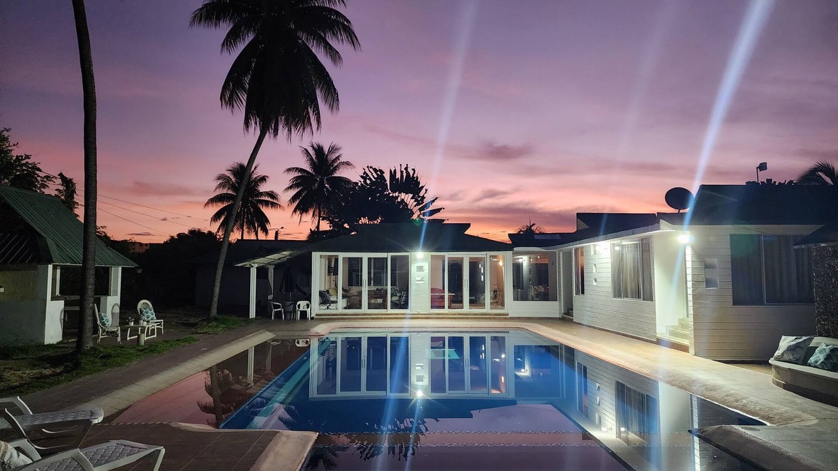 Ricaurte House | Espectacular Casa con amplios espacios para disfrutar, muy buena ubicación.