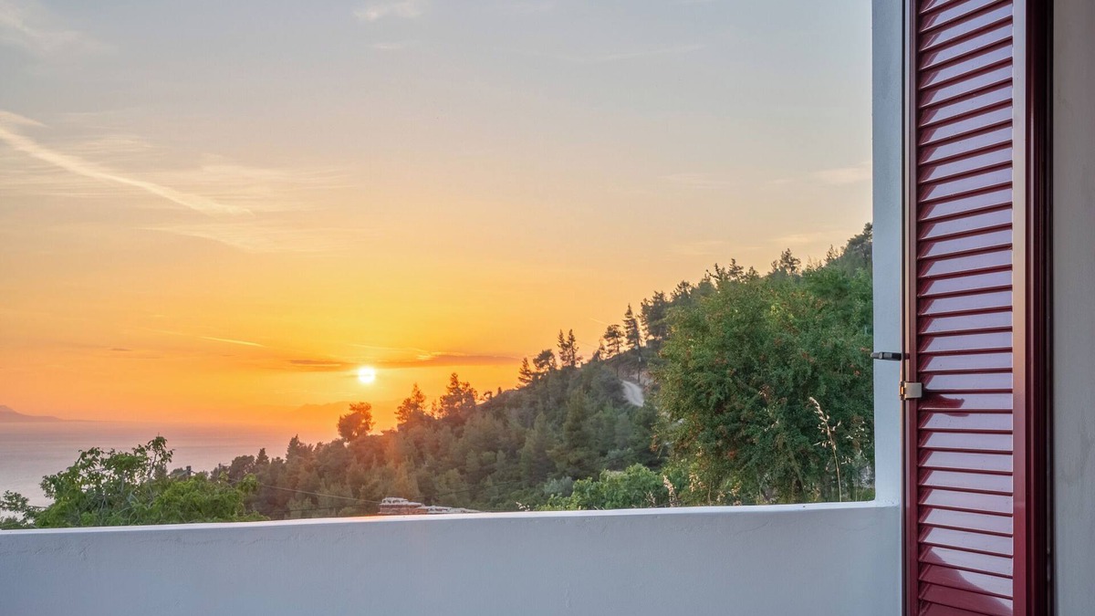 Nerotrivia Cottage | Esperos Petit House is a stone house where the visitor can relax and calm.