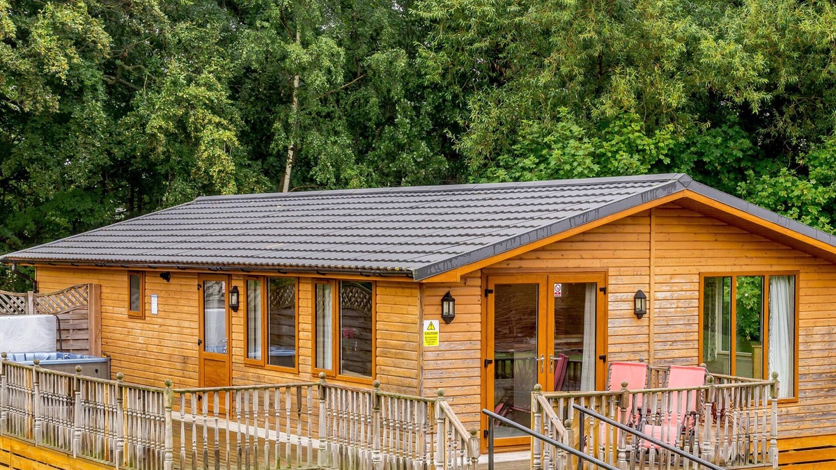 Kiplin House | ESSEX LODGE, pet friendly, with hot tub in Kiplin