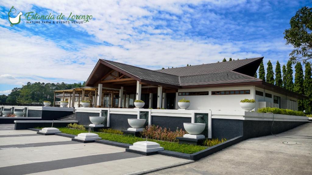 Capas Hotel | Estancia De Lorenzo Tarlac