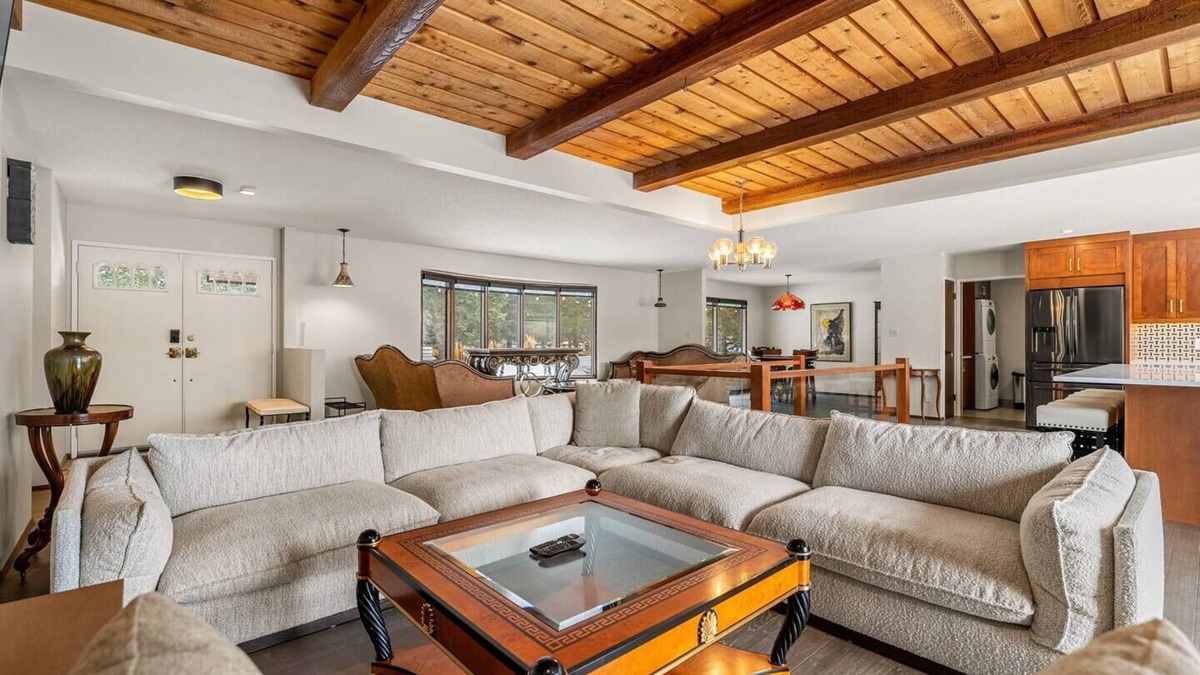 Springbank House | Estate on Bow River 25 Min to DT YYC 5BR w AC