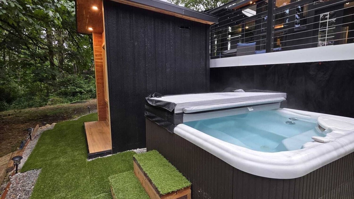 Marysville Cabin | Estela's Home with Sauna+Cold Plunge+Hot Tub