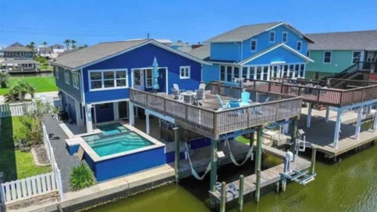 Galveston House | Estes Escape is a charming 3-bedroom canal house close to the beach