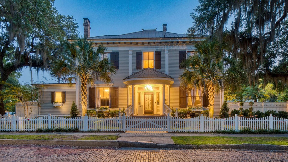 Metropolitan House | Estill Manor- Luxurious Savannah Estate with Pool & Garden - Sleeps 12!